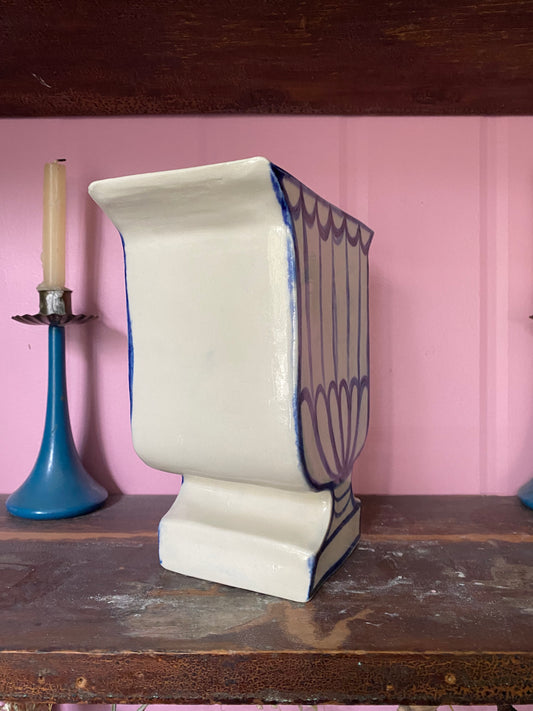 Delphine Urn