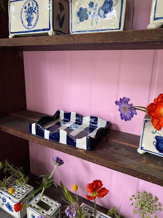 T06 - Wavy blue and white ceramic tray